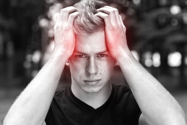 Retrato Hombre Guapo Con Estrés Dolor Cabeza Con Migraña Parque — Foto de Stock