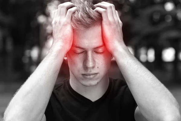 Портрет Гарненької Людини Стресом Головним Болем Має Біль Мігрені Парку — стокове фото