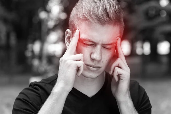 Portret Pięknego Mężczyzny Stresem Bólem Głowy Migreną Parku Czarno Białe — Zdjęcie stockowe