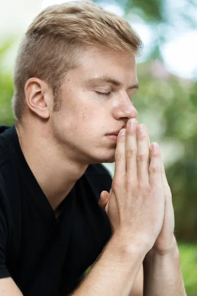Мужчина Молится Парке — стоковое фото