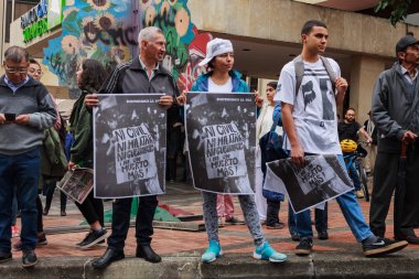 Bogota, Kolombiya. 18 Mart 2019. Jep savunma için Mart, Ispanyolca barış için özel yargı. Protestanlar, Kolombiya Cumhurbaşkanı Ivan Duque tarafından Jep 'in 6 puana karşı yapılan itirazlara karşı yürüyüş yapmaktadır.