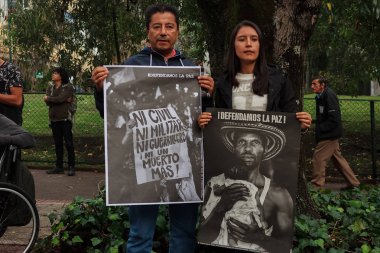 Bogota, Kolombiya. 18 Mart 2019. Jep savunma için Mart, Ispanyolca barış için özel yargı. Protestanlar, Kolombiya Cumhurbaşkanı Ivan Duque tarafından Jep 'in 6 puana karşı yapılan itirazlara karşı yürüyüş yapmaktadır.