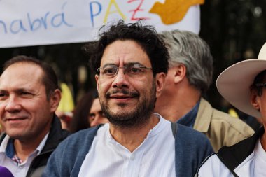 Bogota, Kolombiya. 18 Mart 2019. Jep savunma için Mart, Ispanyolca barış için özel yargı. Protestanlar, Kolombiya Cumhurbaşkanı Ivan Duque tarafından Jep 'in 6 puana karşı yapılan itirazlara karşı yürüyüş yapmaktadır.
