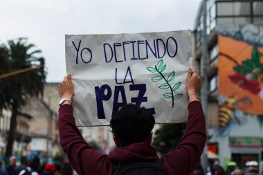 Bogota, Kolombiya. 18 Mart 2019. Jep savunma için Mart, Ispanyolca barış için özel yargı. Protestanlar, Kolombiya Cumhurbaşkanı Ivan Duque tarafından Jep 'in 6 puana karşı yapılan itirazlara karşı yürüyüş yapmaktadır.
