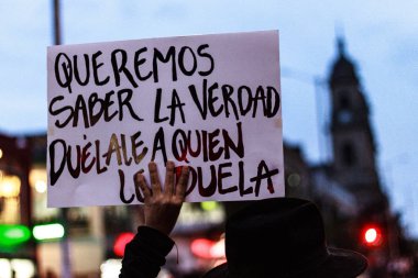 Bogota, Kolombiya. 18 Mart 2019. Jep savunma için Mart, Ispanyolca barış için özel yargı. Protestanlar, Kolombiya Cumhurbaşkanı Ivan Duque tarafından Jep 'in 6 puana karşı yapılan itirazlara karşı yürüyüş yapmaktadır.