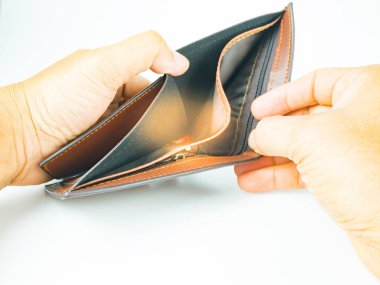 Beyaz arka plan üzerinde parasız adam parmak el Garı kahverengi boş cüzdan