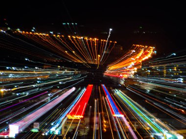 hafif çizgilerle uzun pozlama, hız hareket arka plan karanlık gece, patlama etkisi zoom, zoom patlaması ışık şehir