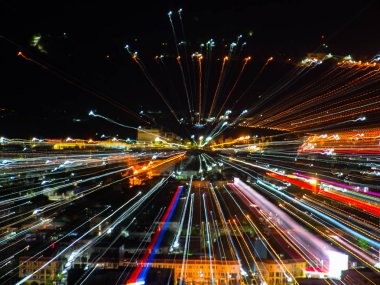 hafif çizgilerle uzun pozlama, hız hareket arka plan karanlık gece, patlama etkisi zoom, zoom patlaması ışık şehir