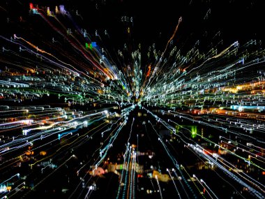 hafif çizgilerle uzun pozlama, hız hareket arka plan karanlık gece, patlama etkisi zoom, zoom patlaması ışık şehir