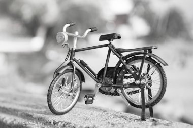 Bisiklet taşıma oyuncak akşam günbatımı gökyüzü siyah ve beyaz renkli deniz kum plajda