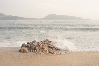 Kaya ve kum plajı güzel kum plaj yumuşak dalga ile vurmak.