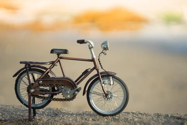 Fiets Vervoer Speelgoed Zand Zee Strand Het Avondrood Avond Met — Stockfoto