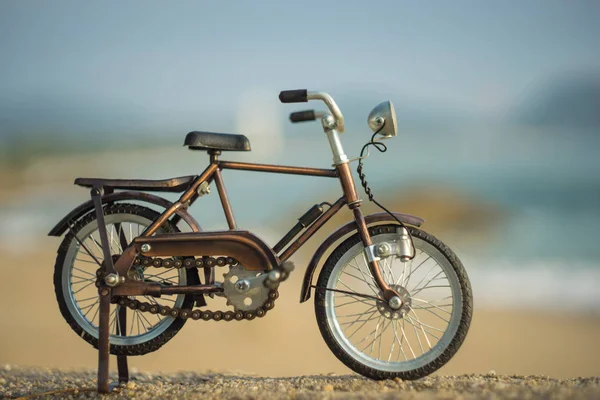 Zabawka Transportu Rowerów Plaży Piasek Wieczorne Niebo Zachód Słońca — Zdjęcie stockowe