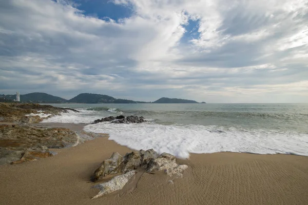 Krásné Písčité Pláže Měkká Vlna Zasáhla Rocku Pískové Pláže Večerní — Stock fotografie