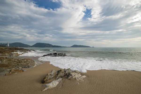 Belle Plage Sable Avec Vague Douce Frappé Rocher Plage Sable — Photo