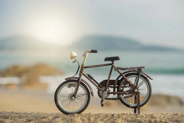 Fahrrad Transport Spielzeug Auf Sand Meer Strand Abend Sonnenuntergang Himmel — Stockfoto