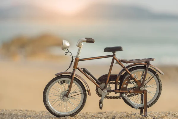 Jouet Transport Vélo Sur Plage Sable Mer Dans Ciel Coucher — Photo