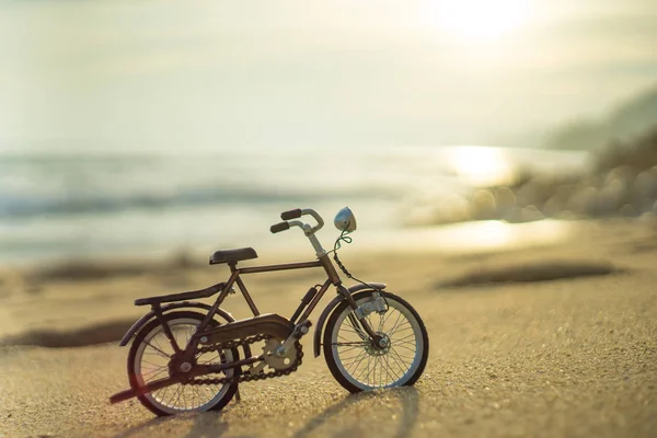 Vélo Jouet Transport Sur Plage Sable Mer Dans Coucher Soleil — Photo