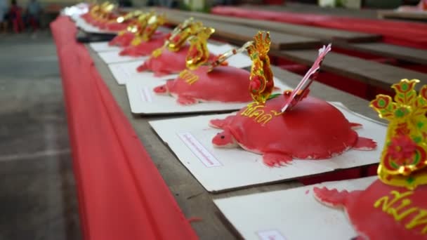 プーケット 2018 赤い小麦粉の甘いケーキをカメに書き込みテキストを伝統的な中国の空腹の幽霊祭り Por Tor で祝う毎年 長い人生 豊かで良い占いは信じるけど — ストック動画