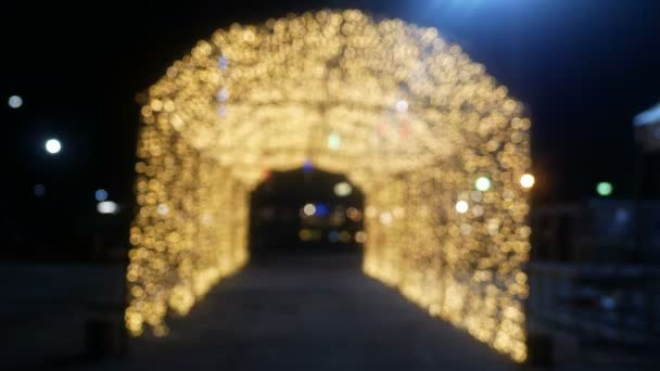 ぼやけて黄色黄金ボケ光背景デフォーカス クリスマス 新年のテクスチャのトンネルの休日パーティーや祝賀会の背景 — ストック動画