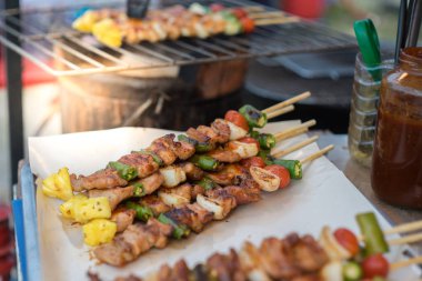  sebze ile barbekü ve rosto domuz eti , dilim papaya , yeşil biber, soğan, tay sokak gıda