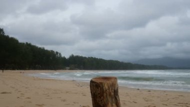 kesme günlük plaj koymak için bir tablo gibi bir şey üzerinde durabilen, arka plan vardır yumuşak dalga deniz suyu ile güzel kum plaj, bulutlu yağmur gökyüzü rüzgarlı gün