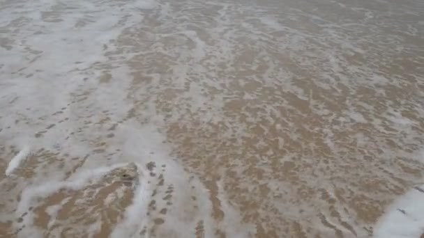 Mooie Zandstrand Met Dood Koraal Zachte Golf Zeewater Bewolkte Hemel — Stockvideo
