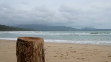 kesme günlük plaj koymak için bir tablo gibi bir şey üzerinde durabilen, arka plan vardır yumuşak dalga deniz suyu ile güzel kum plaj, bulutlu yağmur gökyüzü rüzgarlı gün