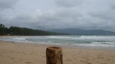 kesme günlük plaj koymak için bir tablo gibi bir şey üzerinde durabilen, arka plan vardır yumuşak dalga deniz suyu ile güzel kum plaj, bulutlu yağmur gökyüzü rüzgarlı gün