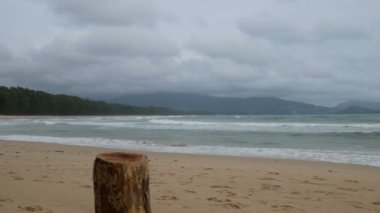 kesme günlük plaj koymak için bir tablo gibi bir şey üzerinde durabilen, arka plan vardır yumuşak dalga deniz suyu ile güzel kum plaj, bulutlu yağmur gökyüzü rüzgarlı gün