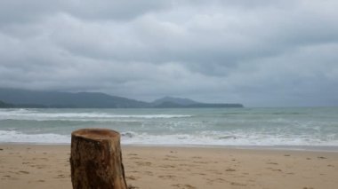 kesme günlük plaj koymak için bir tablo gibi bir şey üzerinde durabilen, arka plan vardır yumuşak dalga deniz suyu ile güzel kum plaj, bulutlu yağmur gökyüzü rüzgarlı gün