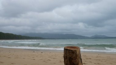 kesme günlük plaj koymak için bir tablo gibi bir şey üzerinde durabilen, arka plan vardır yumuşak dalga deniz suyu ile güzel kum plaj, bulutlu yağmur gökyüzü rüzgarlı gün