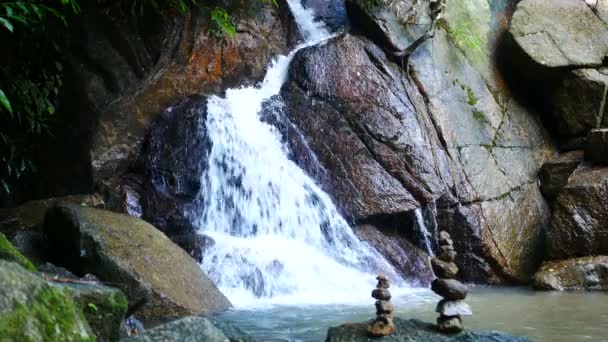 Klarer Kalter Wasserfall Fließt Fels Verschwommene Defokussierung Stein Sortierung Erfolgreiches — Stockvideo