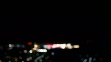 Bulanık bokeh ışığı arka planda çözünmüş ve desenli, karanlıkta yanıp sönen ışıklar
