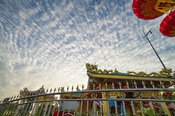 Stanloos Hek Rode Chinese Lantaarn Met Gouden Draak Heiligdom Dak Rechtenvrije Stockafbeeldingen