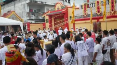 Phuket Thailand - 8 Ekim 2018 - İnsanlar kutsal bambu direğine ince altın tabaklar koydular ve kaldırdılar, Juitui Tapınağı 'nda düzenlenen Phuket Vejetaryen Festivali' nin 9 gün başındaki sembolüdür..