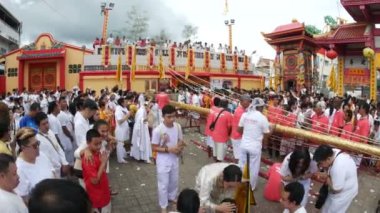 Phuket Thailand - 8 Ekim 2018 - İnsanlar kutsal bambu direğine ince altın tabaklar koydular ve kaldırdılar, Juitui Tapınağı 'nda düzenlenen Phuket Vejetaryen Festivali' nin 9 gün başındaki sembolüdür..