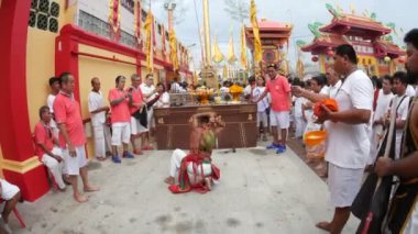 Phuket, Tayland - 8 Ekim 2018 - Çin tanrısal medyumu, Juitui Tapınağı 'nda başlayan vejetaryen festivalinin sembolü olan kutsal bambu direği gününü yükseltmek için sırtına keskin bir diken attı..