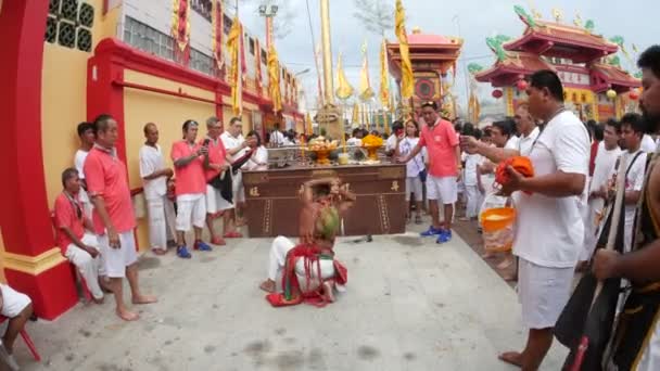 Phuket Thailand Οκτωβρίου 2018 Κινέζικο Πνευματικό Μέσο Θεός Ρίχνει Αιχμηρό — Αρχείο Βίντεο