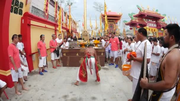 Phuket Tailandia Octubre 2018 Gente Pone Una Fina Placa Dorada — Vídeo de stock