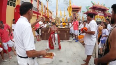 Phuket Thailand - 8 Ekim 2018 - İnsanlar kutsal bambu direğine ince altın tabaklar koydular ve kaldırdılar, Juitui Tapınağı 'nda düzenlenen Phuket Vejetaryen Festivali' nin 9 gün başındaki sembolüdür..