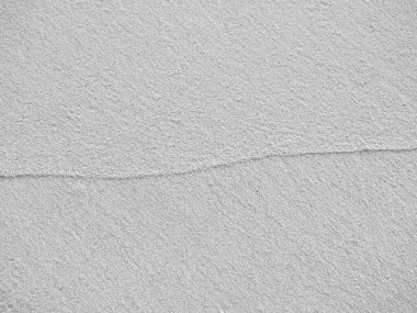 Sahildeki kum zeminini kapatın, arka planda ve desenli, siyah beyaz