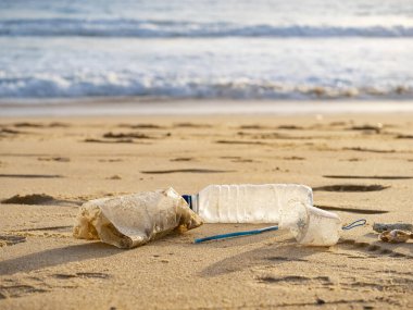 Plastik çöpler kumsalda 