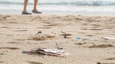 Çevre kirliliği. Ekolojik bir sorun. Garajlar, plastikler ve atıklar tropik denizin kumlu sahillerinde. 