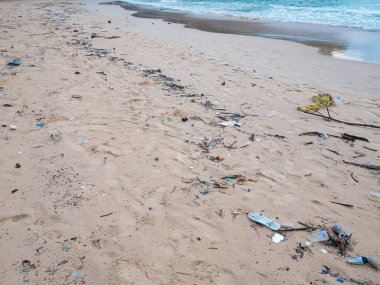 Çevre kirliliği. Ekolojik bir sorun. Garajlar, plastikler ve atıklar tropik denizin kumlu sahillerinde. 