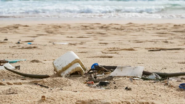 Milieuvervuiling Ecologisch Probleem Garbages Plastic Afval Het Zandstrand Van Tropische Stockfoto