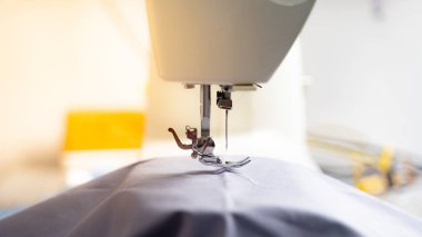 Kumaş ve iplikle elektrik dikiş makinesi