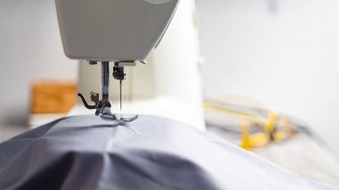 Kumaş ve iplikle elektrik dikiş makinesi