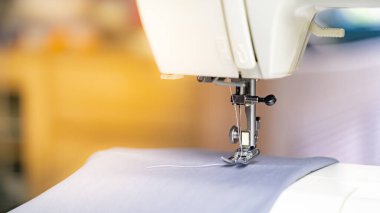 Kumaş ve iplikle elektrik dikiş makinesi