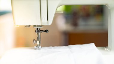 Kumaş ve iplikle elektrik dikiş makinesi